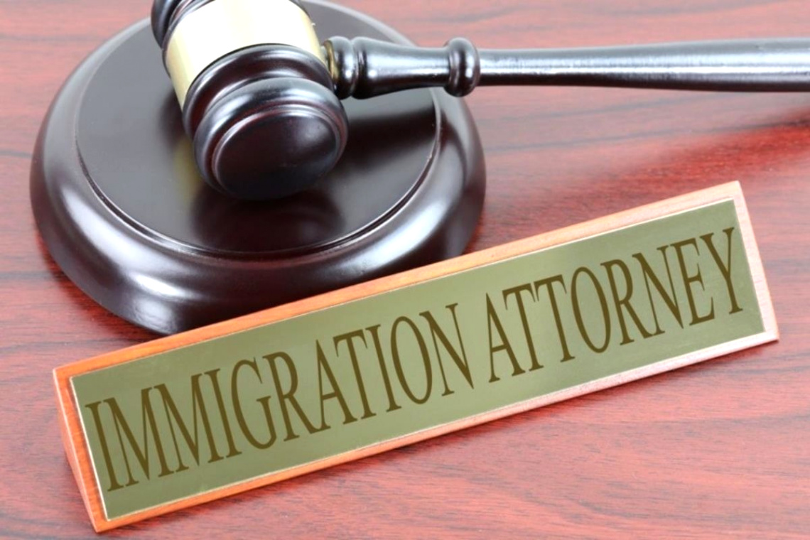 how much does an immigration attorney make in a year